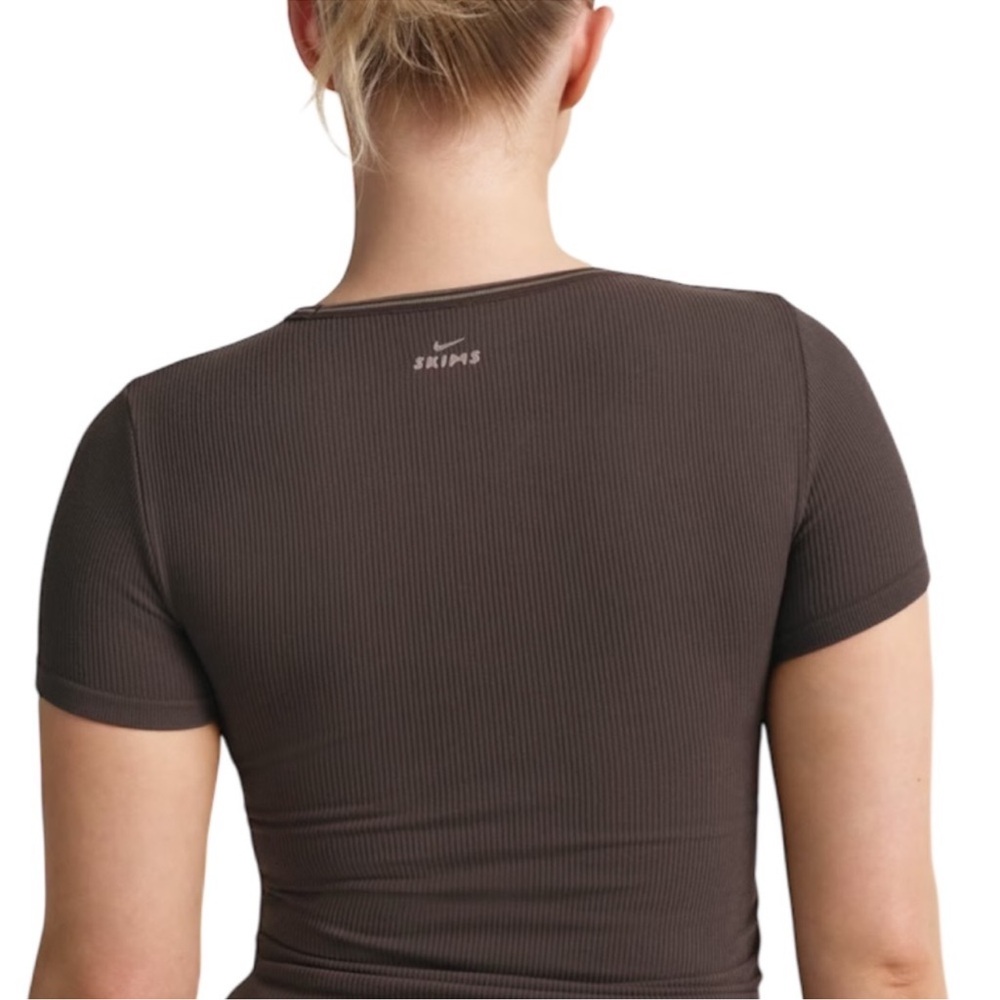 NikeSKIMS Ribbed Seamless Short Sleeved Top - Phoenix/Truffle